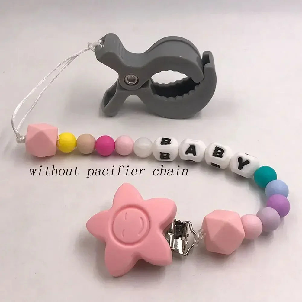 Clip en color gris instalado en asiento de coche para niños