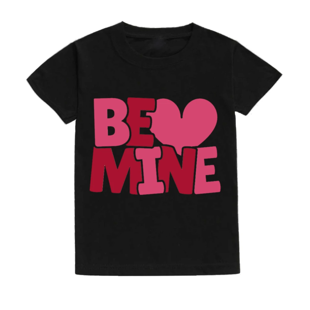 Look infantil de San Valentín con camiseta temática