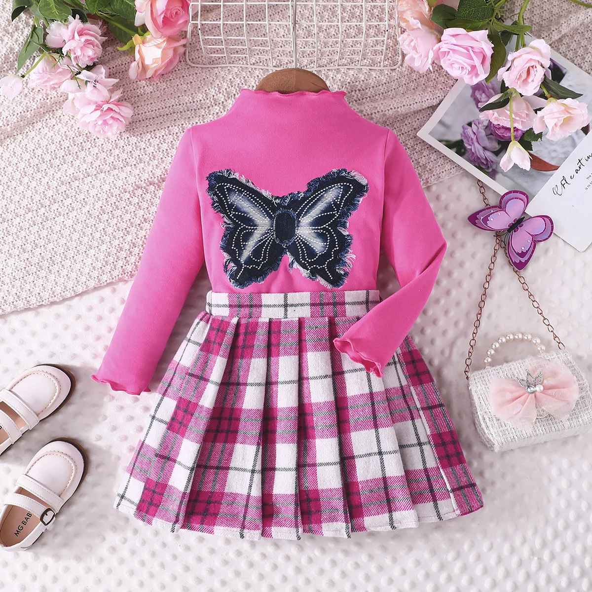Detalle del estampado de mariposa y la falda a cuadros