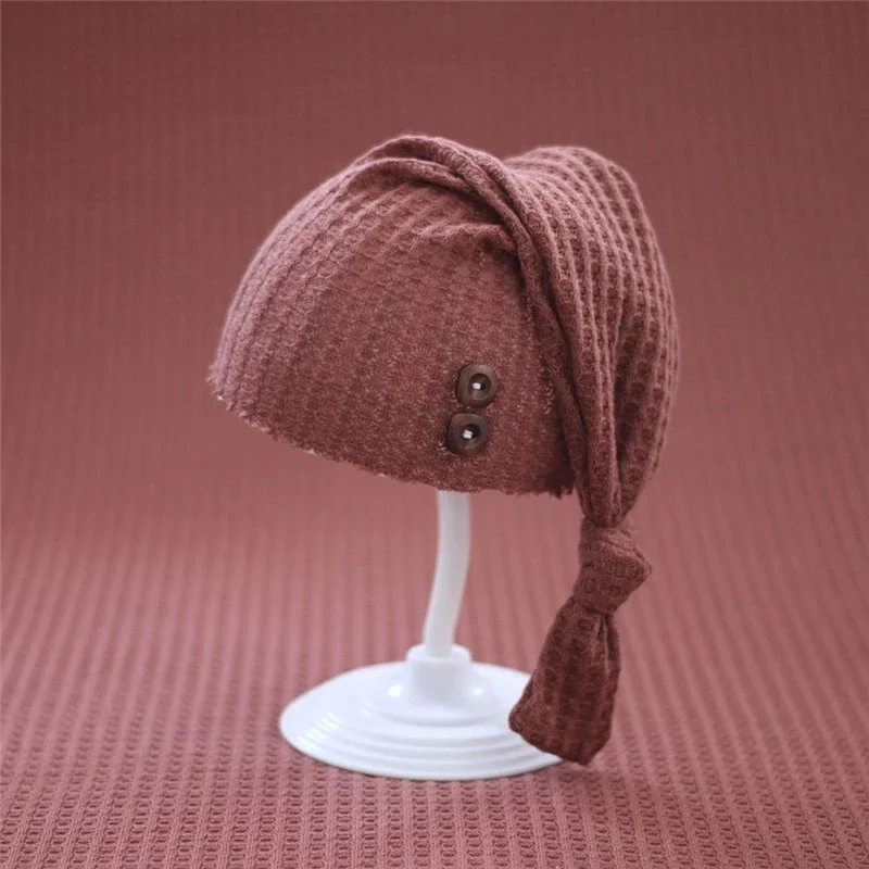 Gorro de fotografía para recién nacido tejido con botones - imagen 4