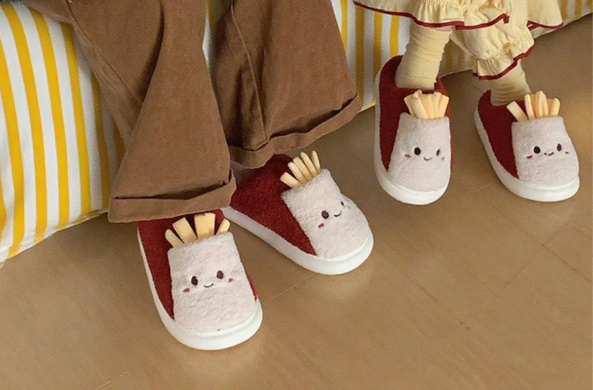 Diseño de patatas fritas de dibujos animados en las zapatillas
