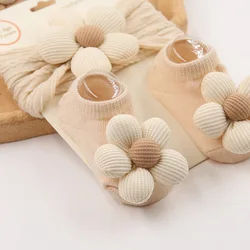Conjunto bebé Cream Latte con diadema de flores y calcetines