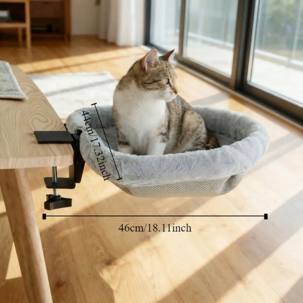 Cama semicircular para gatos en escritorio