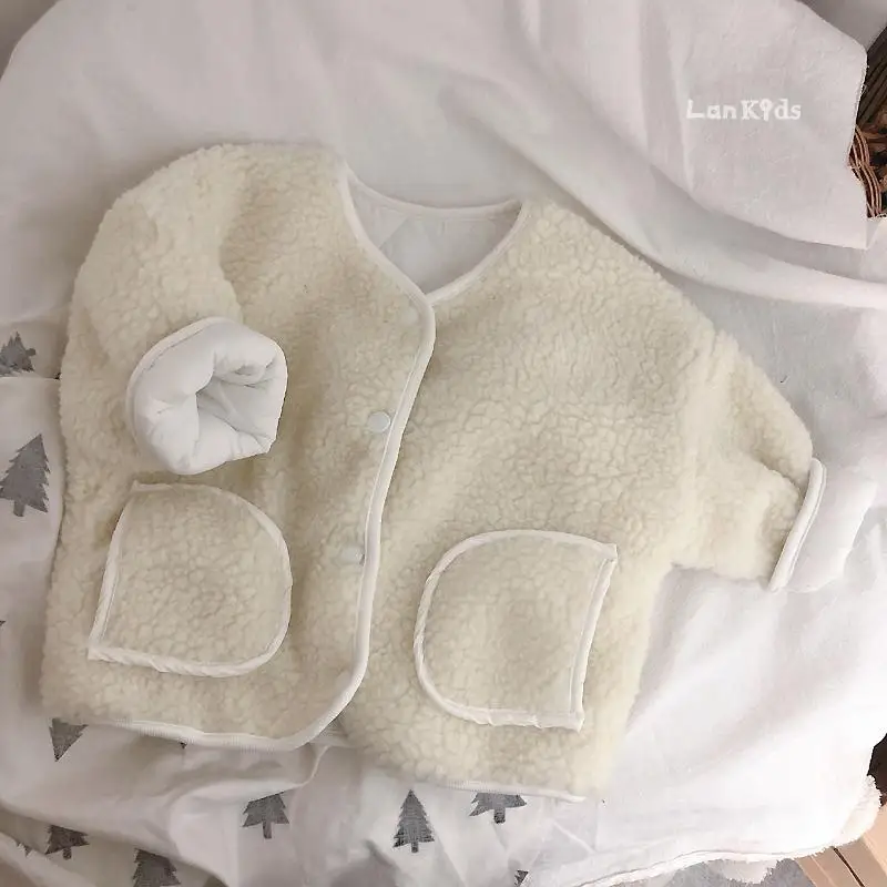 Chaqueta reversible puesta en bebé