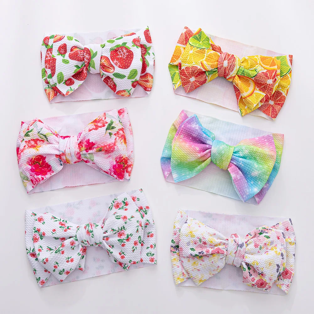 Diadema floral en tono limón para bebé