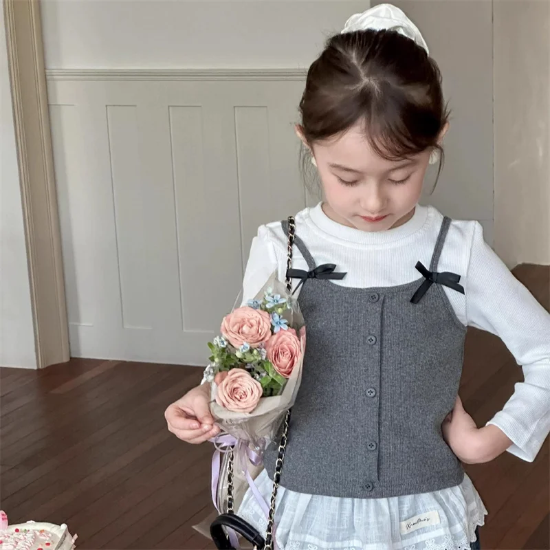 Detalle de cuello redondo con pajarita en la blusa infantil