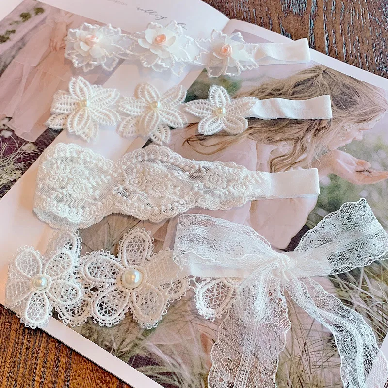 Diadema de encaje para bebé con perlas y tacto suave - imagen 3
