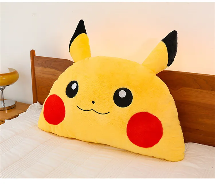Pikachu gigante junto a otros objetos para referencia de tamaño