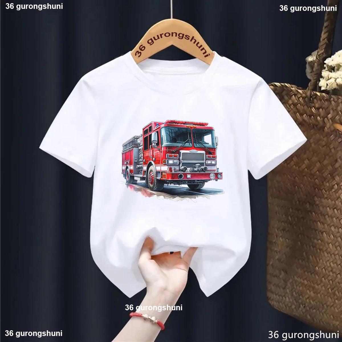 Camiseta infantil de algodón con estampado de camión de bomberos - imagen 4