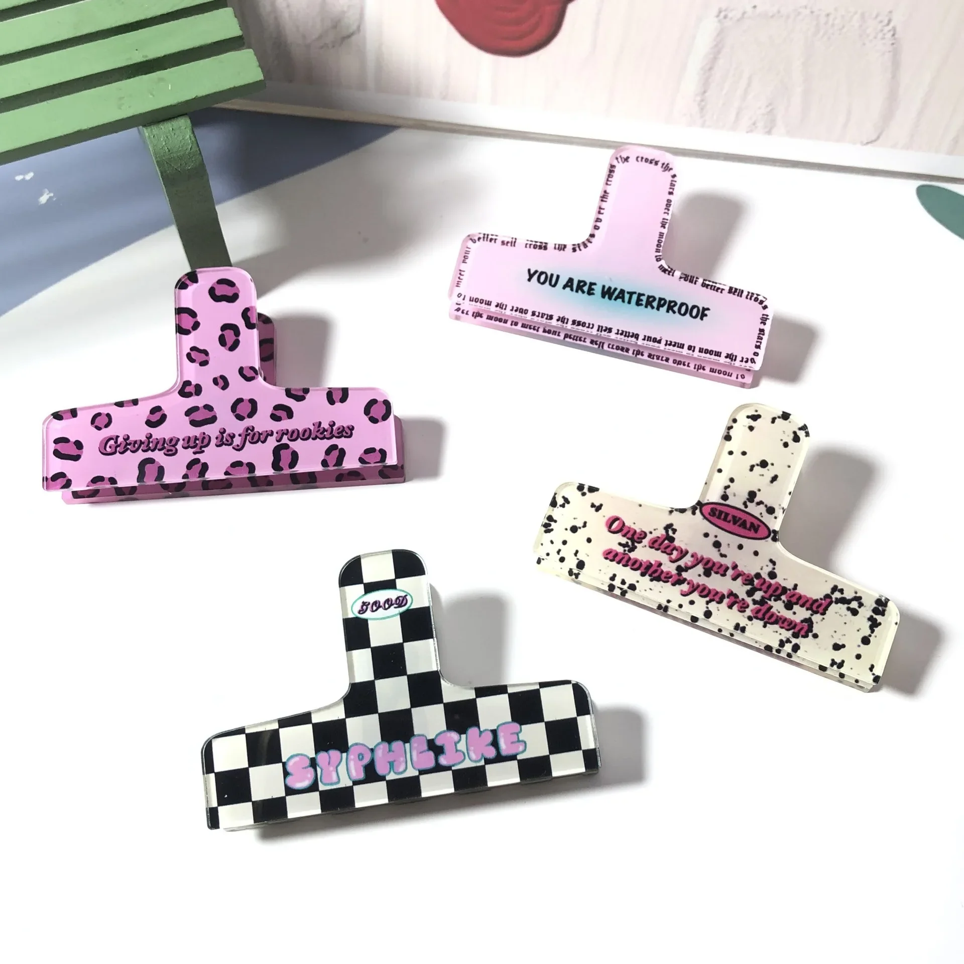 Organización de papeles y fotos con clips multifuncionales