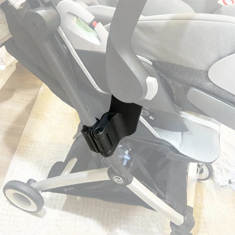 Adaptador instalado en cochecito con asiento Cybex Orfeo
