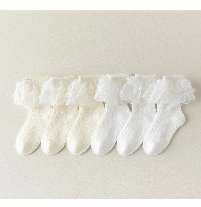 Calcetines blancos con ribete decorativo