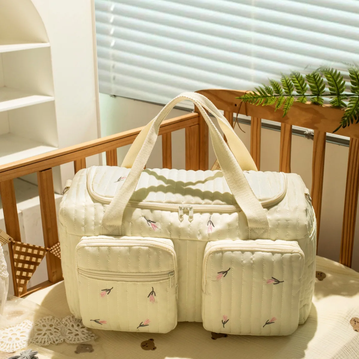 Bolsa de pañales beige con bordado de oso en algodón - imagen 4