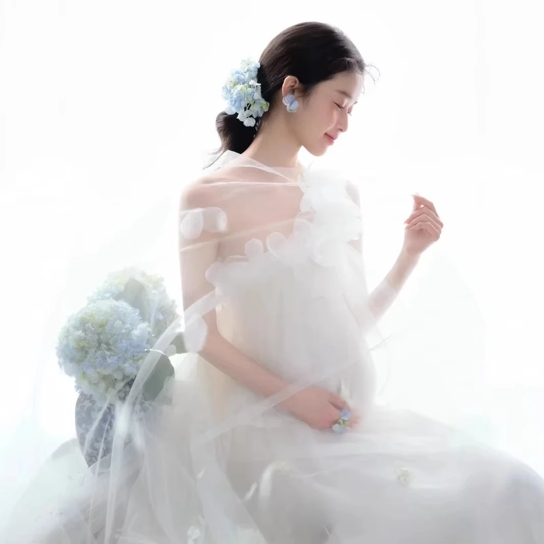 Vestido de embarazo blanco un solo hombro con volantes - imagen 2