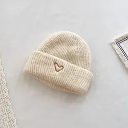 Conjunto gorro y bufanda de punto cálido con corazón bordado