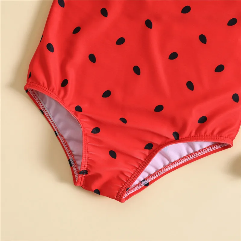 Vista frontal del traje de baño de niña mostrando su diseño completo