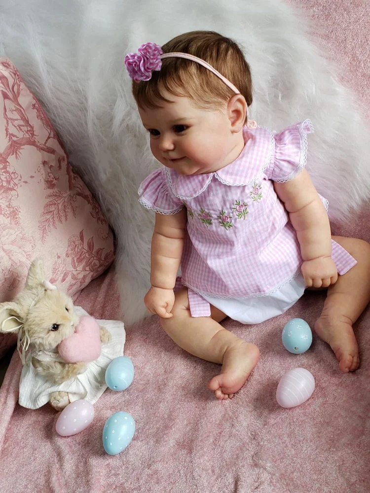 Detalle del rostro de muñeca reborn con pestañas y rasgos faciales realistas