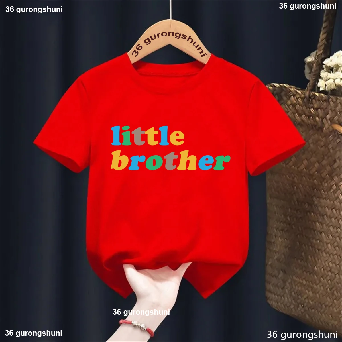 Niño y niña usando la camiseta
