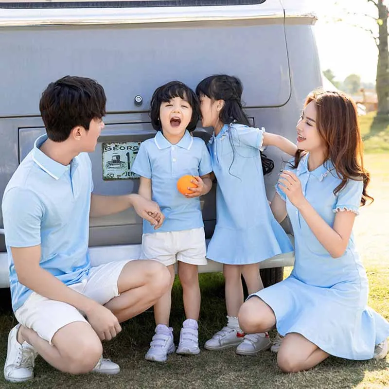 Conjuntos a juego para la familia: vestidos y camisetas