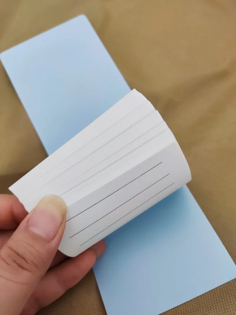 Cuaderno de bolsillo con hojas rayadas y tapa resistente para notas