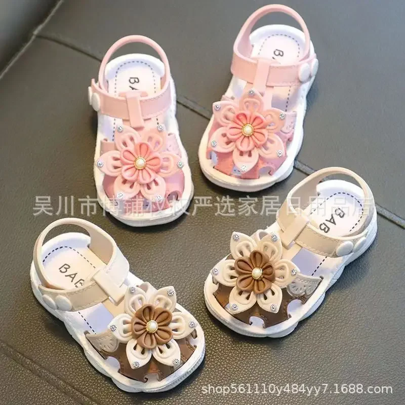 Detalle de pajarita y perlas en zapatos planos