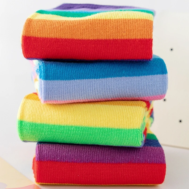 Combinación de colores arcoíris en calcetines infantiles