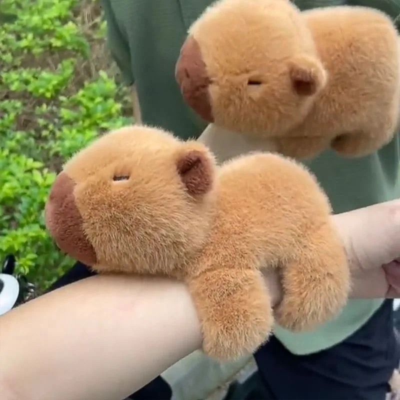 Pulsera infantil de felpa con capibara y cierre a presión - imagen 2