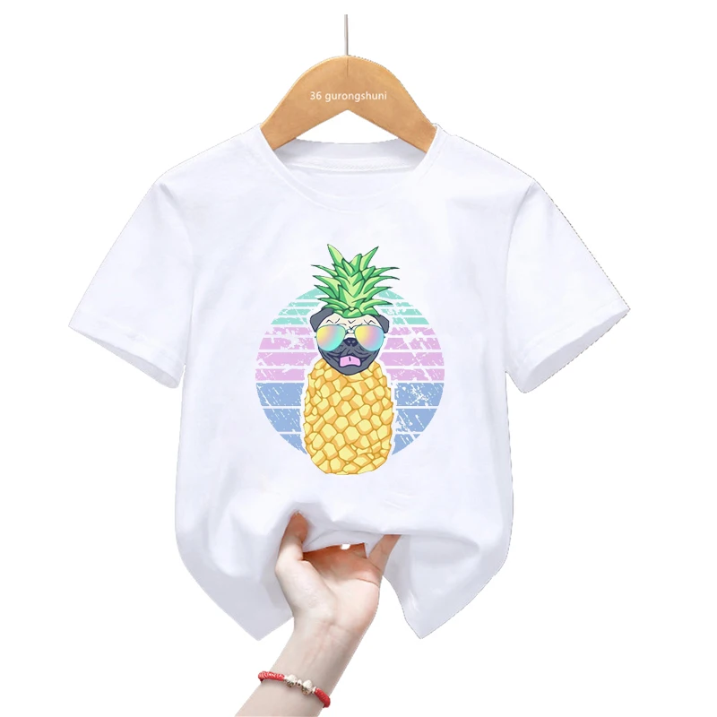 Camiseta doblada en una cesta