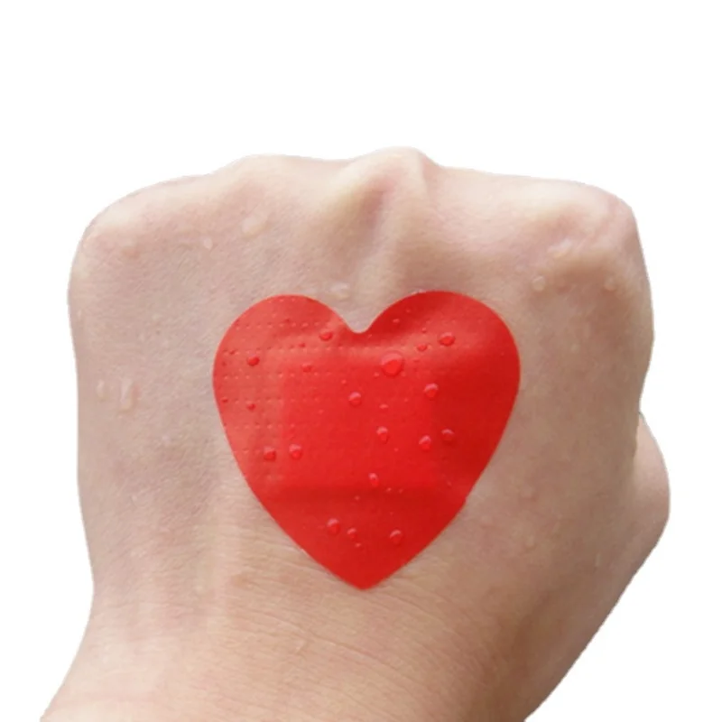 Tiritas corazón rojas en paquete de 10 unidades