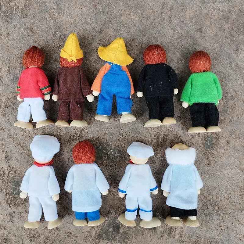 Familia de personajes: abuelos, padres e hijos