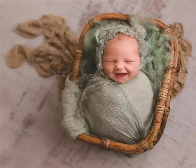 Cesta decorada con accesorios para newborn