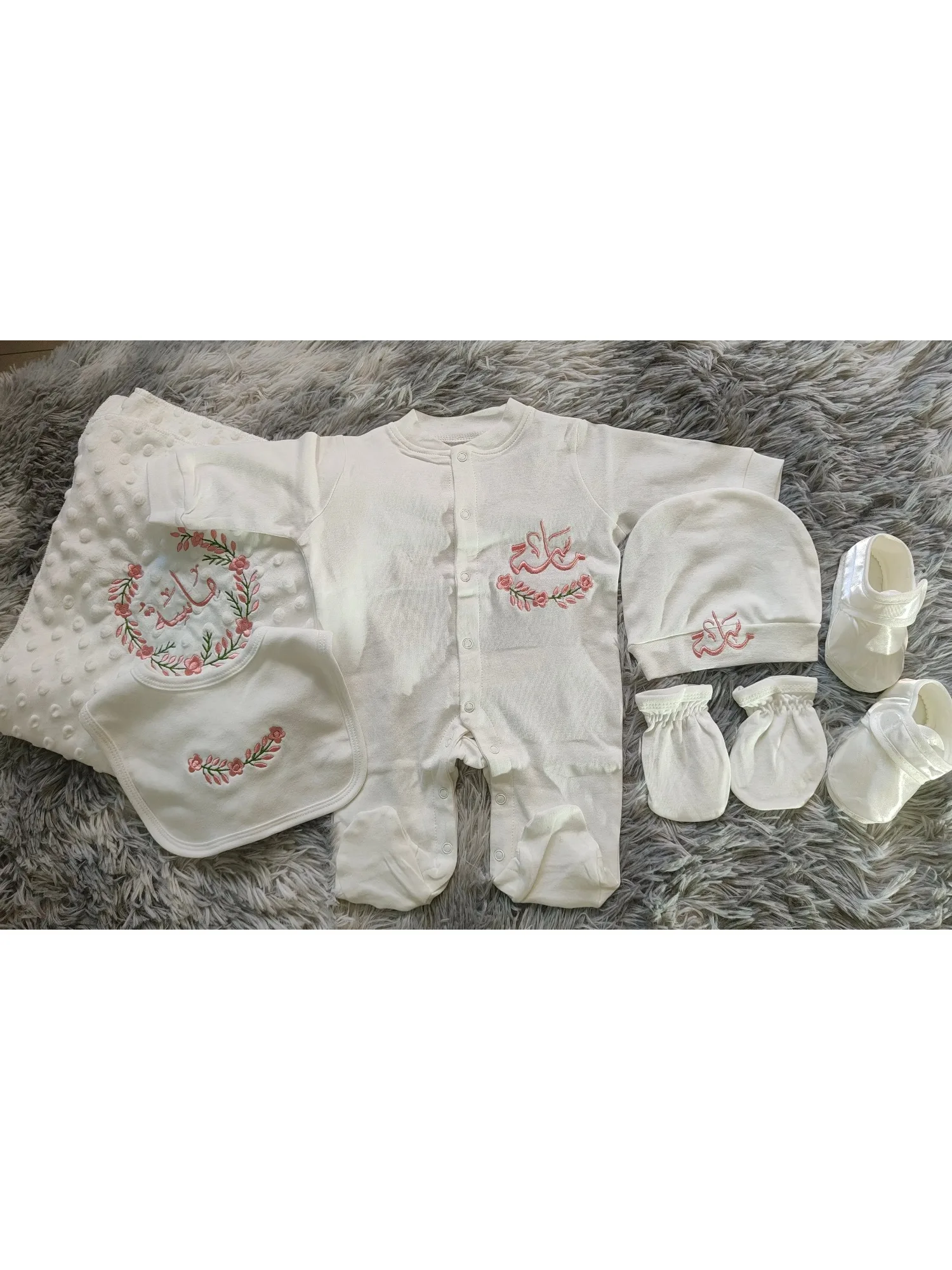 Conjunto bebé niña bordado floral rosa – manta burbuja y babero - imagen 2