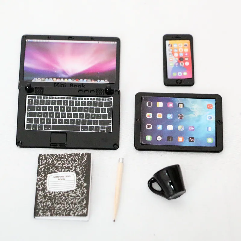 Mini ordenador y tablet en escala