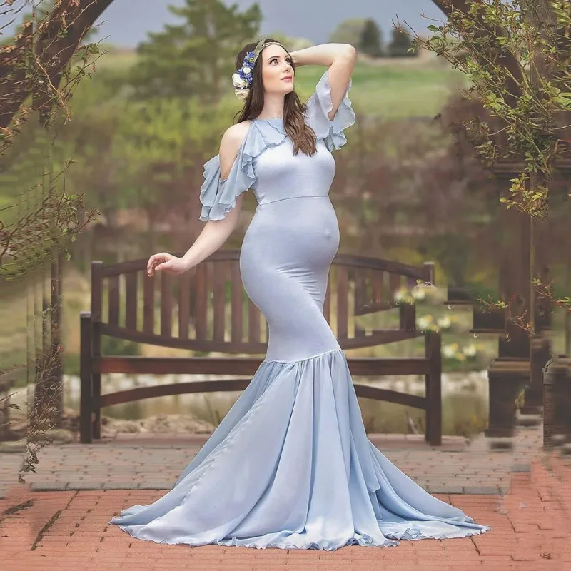 Vestido de maternidad con volantes y escote fuera del hombro