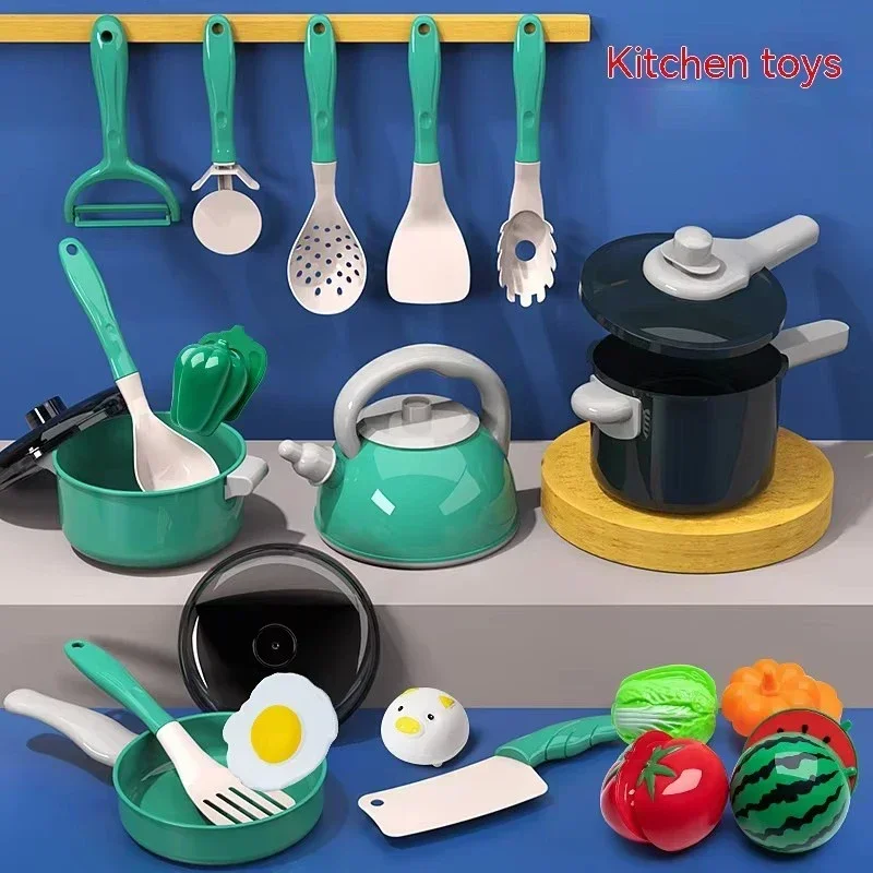 Niños jugando con el set de cocina de imitación