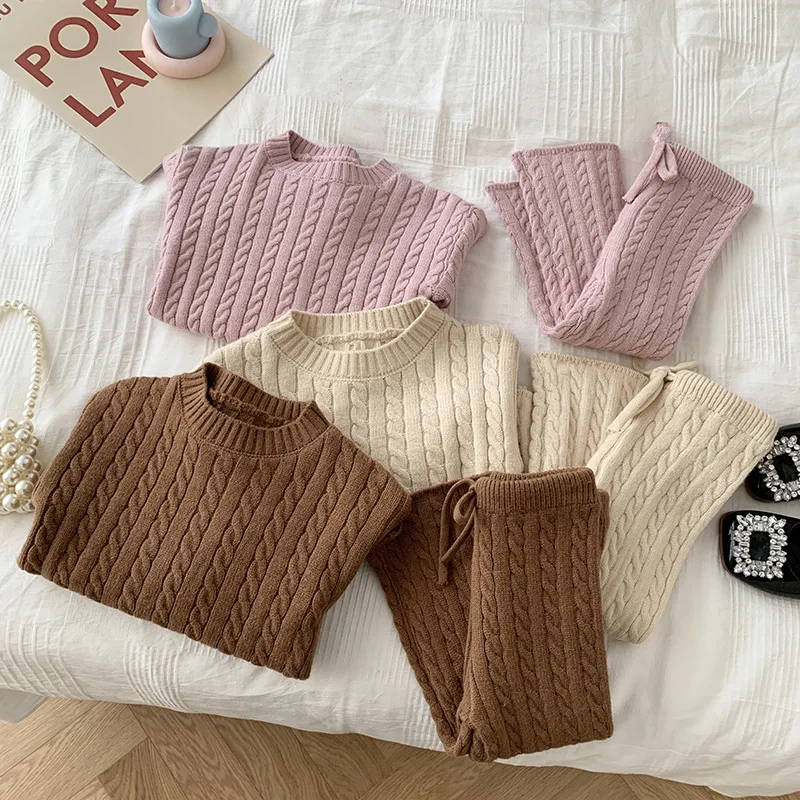 Conjunto de suéter y pantalones en tono neutro