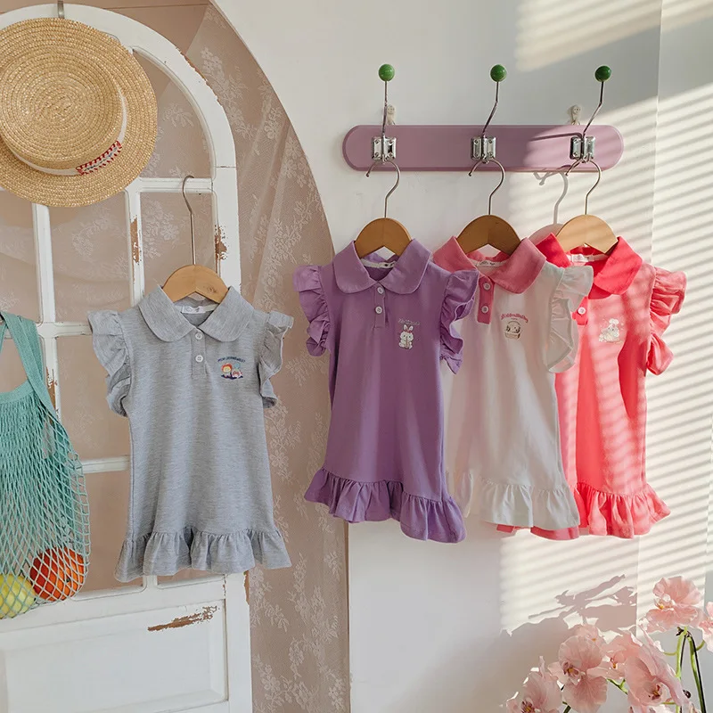 Detalle del vestido de manga corta y falda tipo polo