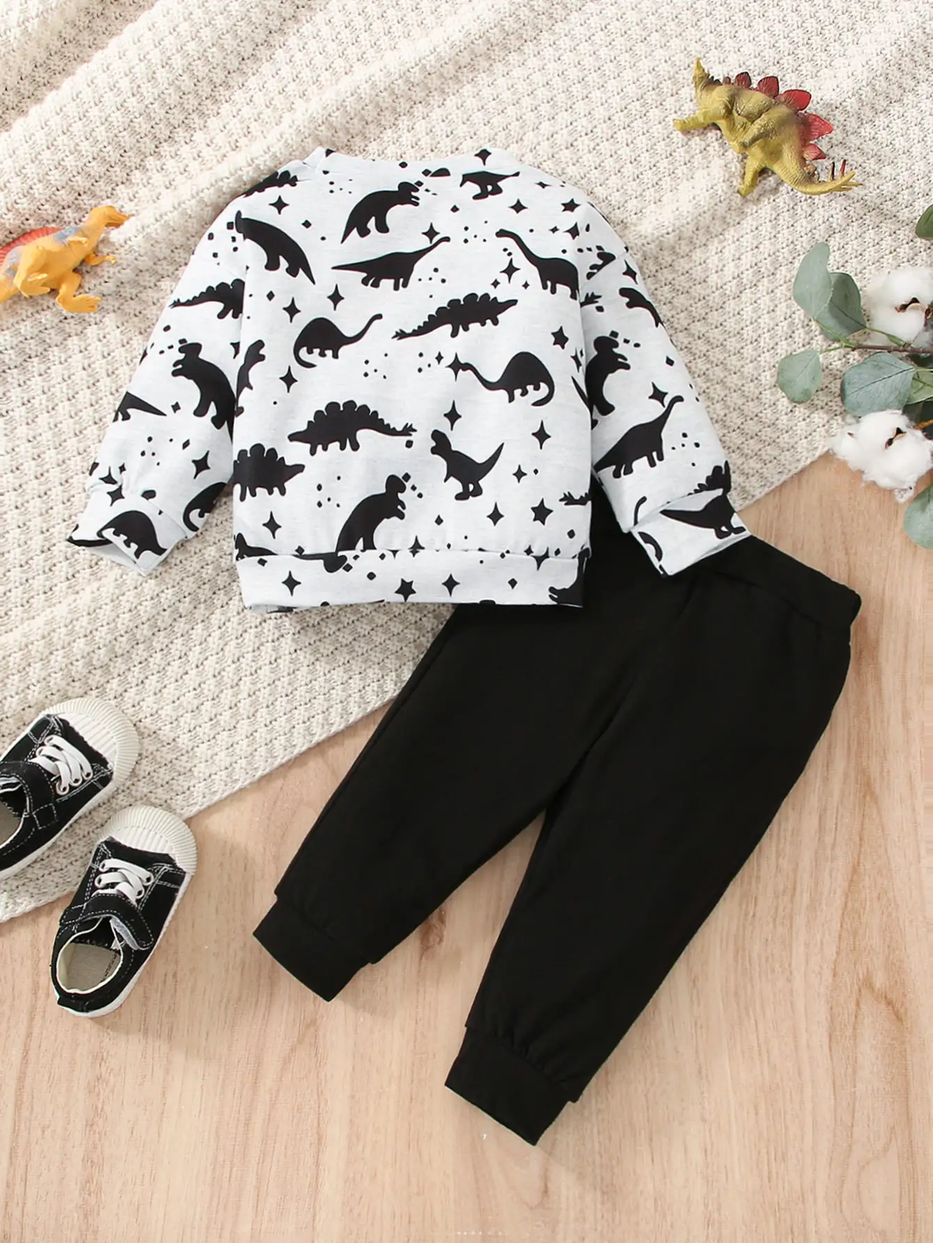 Detalle del estampado de dinosaurio y el cuello de la camiseta