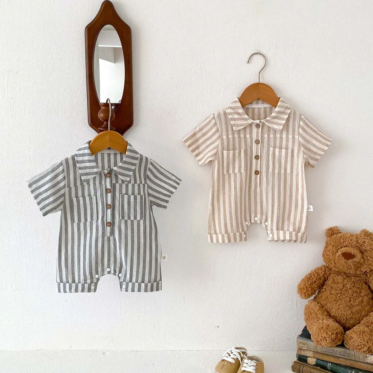 Monos a rayas de verano con cuello vuelto para bebés