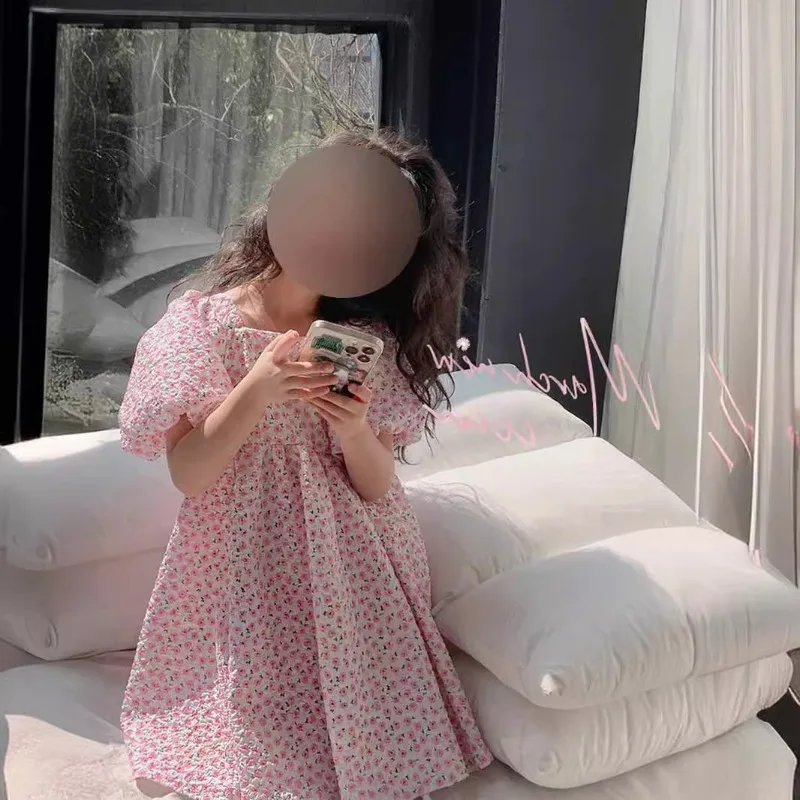 Vestido de niña con mangas abullonadas y estampado floral tipo princesa