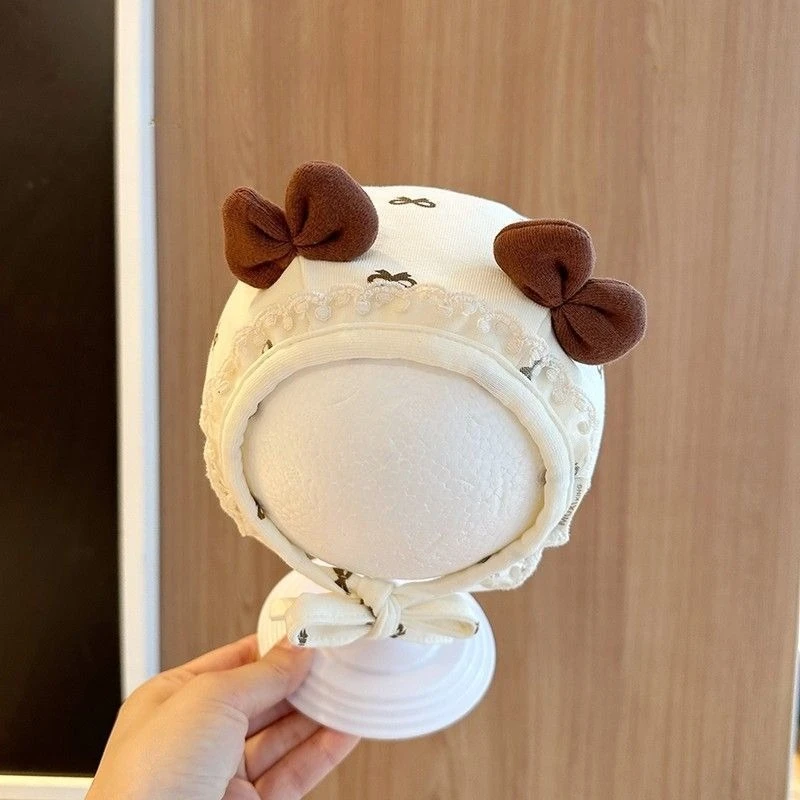 Gorro de bebé princesa con cerezas: protege frente y oídos al viento