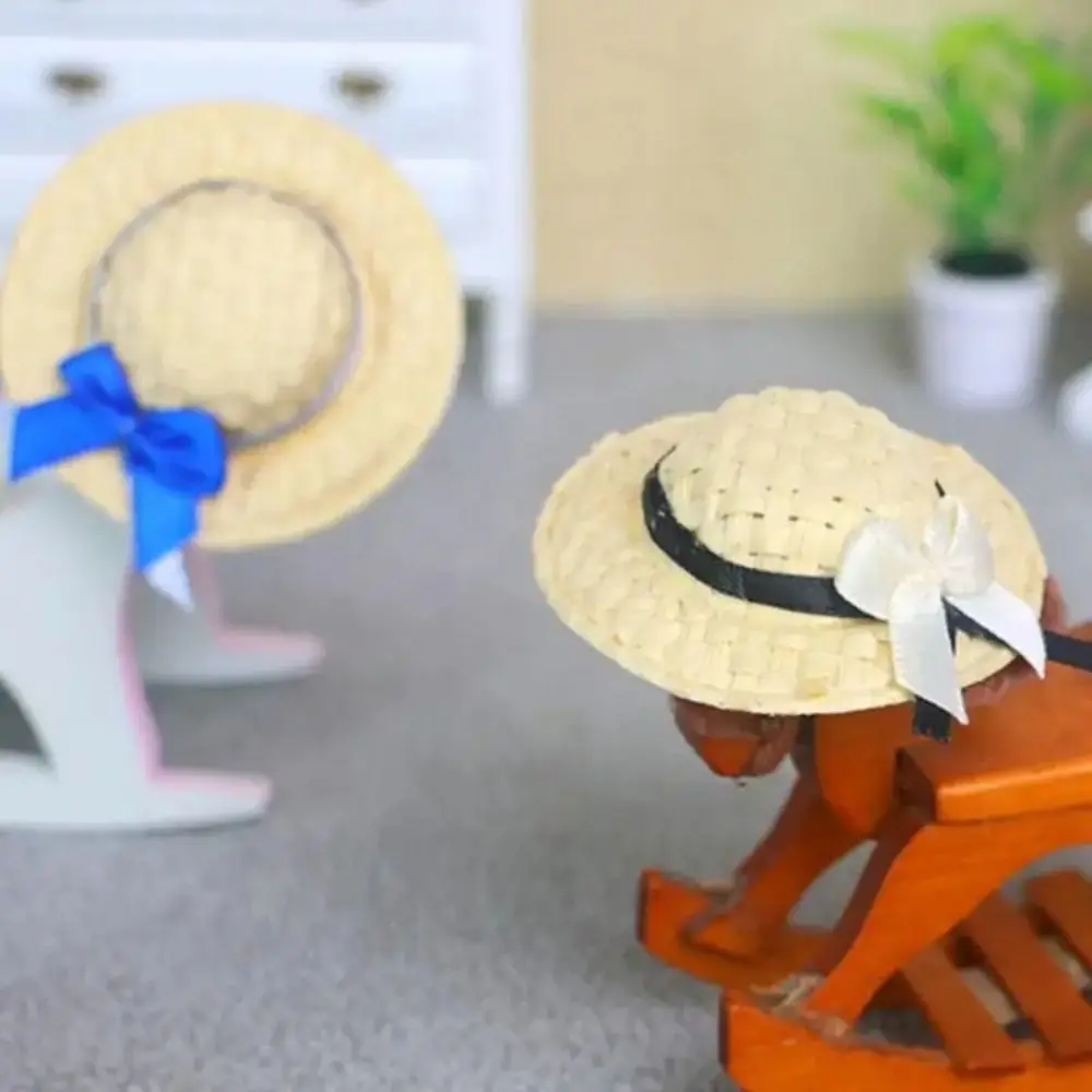 Sombrero de paja azul en contexto con muñeca
