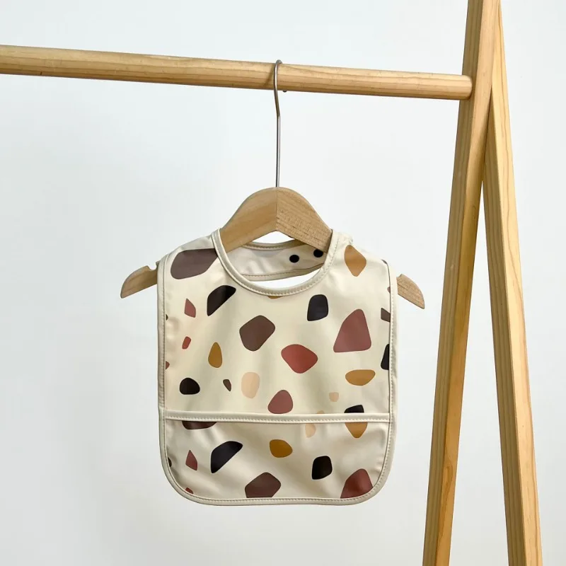Baberos impermeables de PU para bebé con dibujos animados y bolsillo - imagen 2