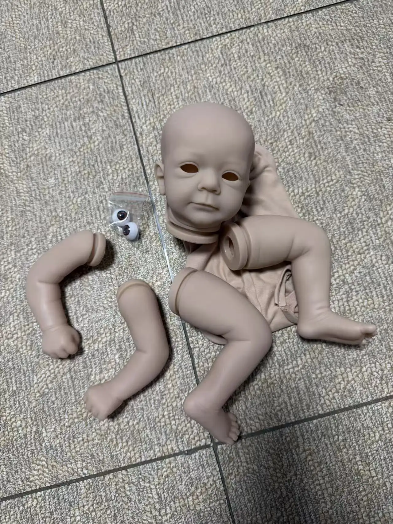 Muñeca reborn Felicia sin pintar con cuerpo y ojos - imagen 3
