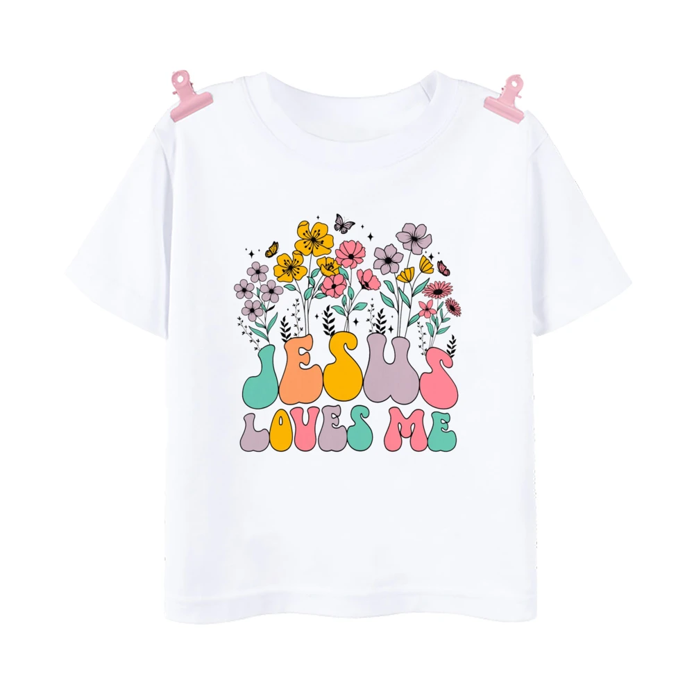 Vista frontal de la camiseta con flores