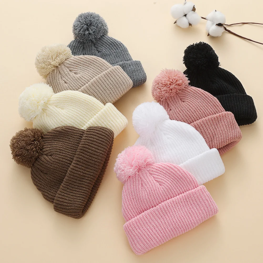 Bebé usando el gorro en un paseo exterior