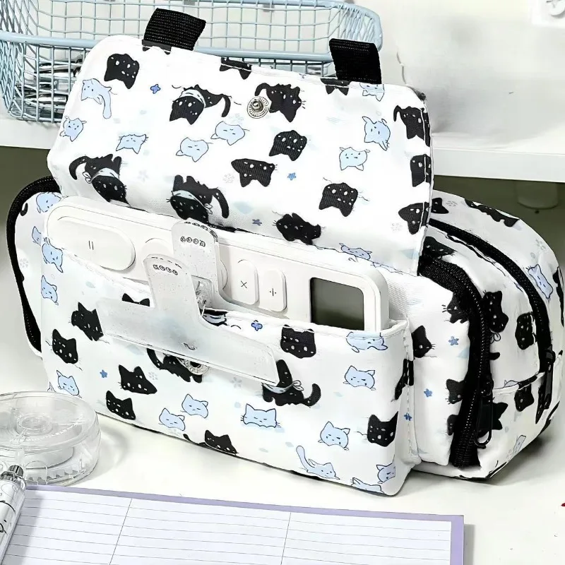 Estuche de lápices de gato visto desde varios ángulos