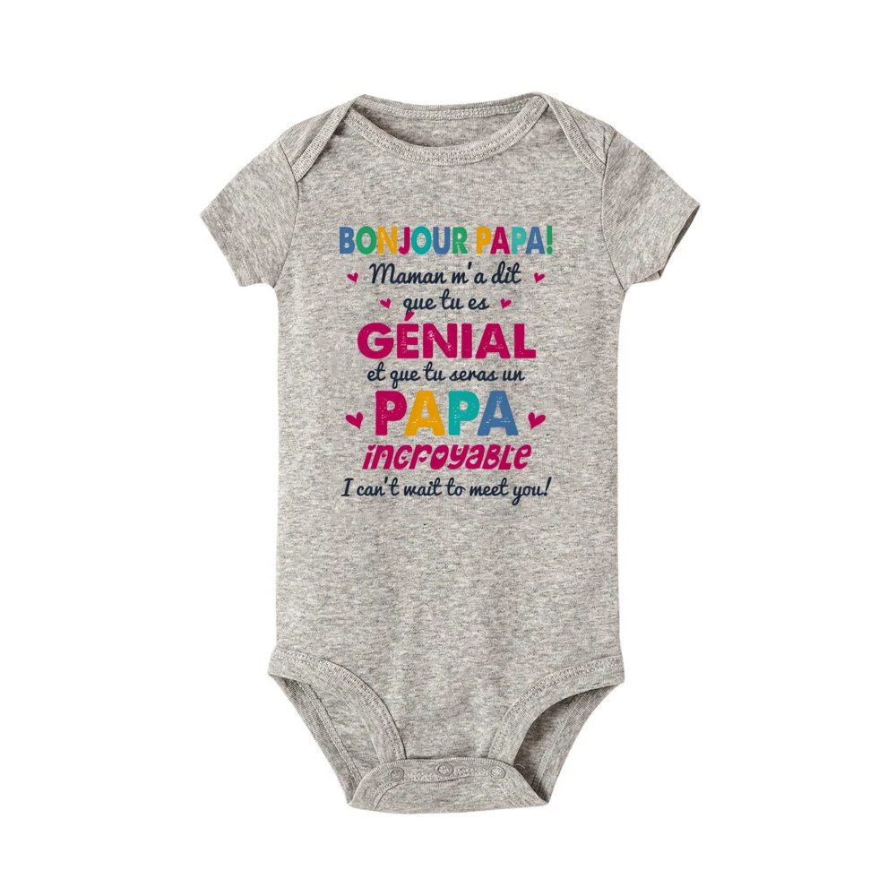 Detalle del mensaje Hello Papa en el body de bebé