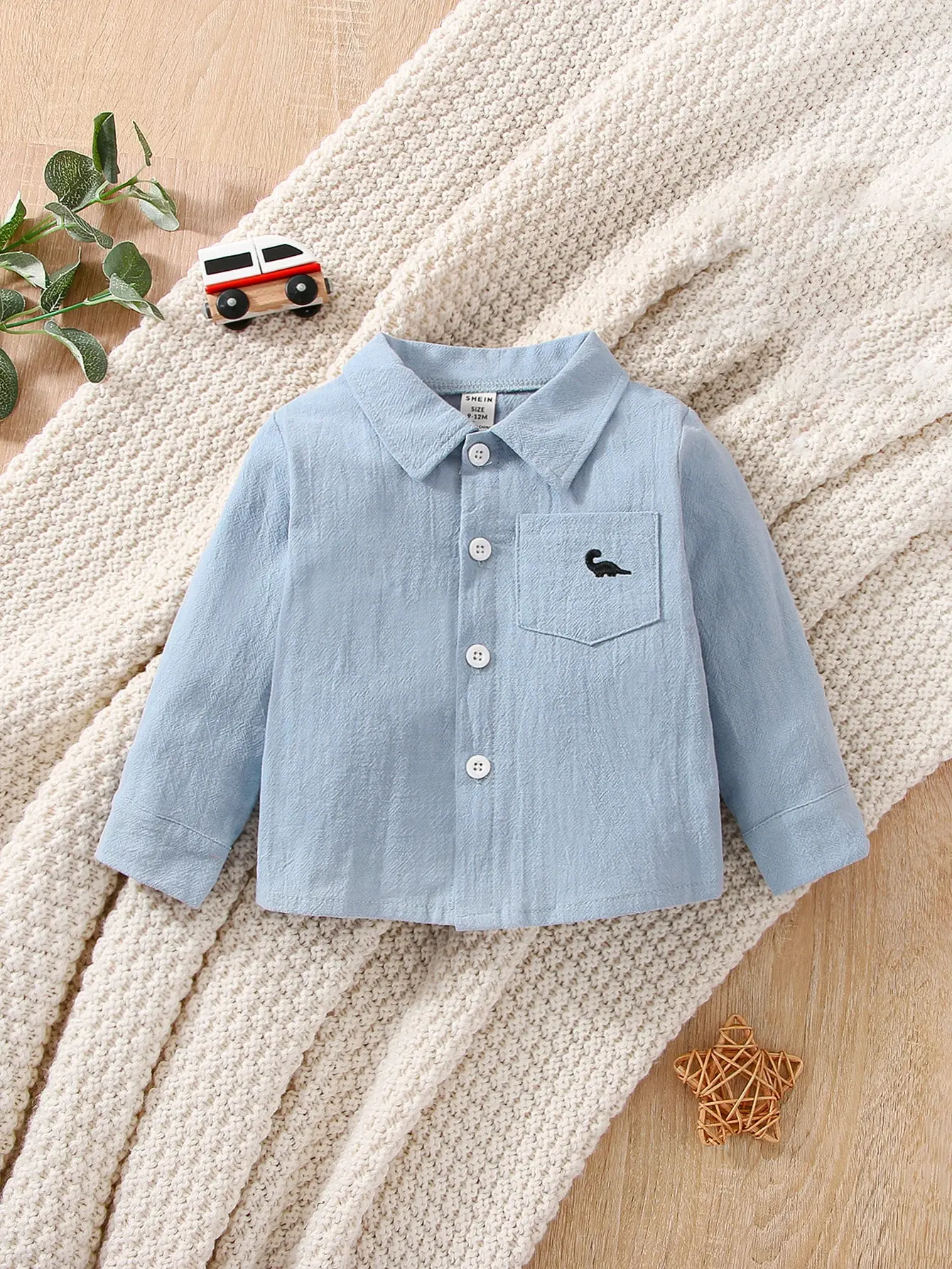 Camisa de bebé en tono neutro