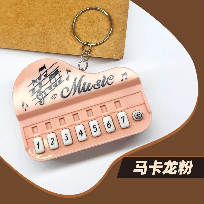 Detalle del colgante musical con cadena